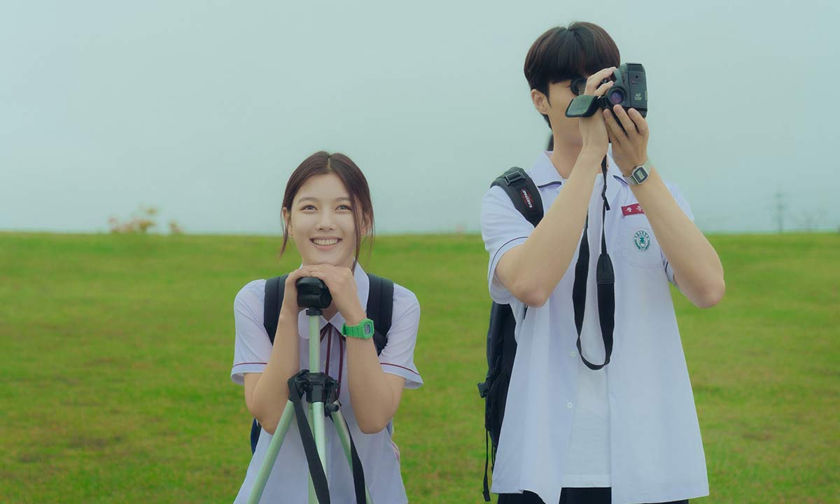 دانلود فیلم 20th Century Girl 2022 (دختر قرن بیستم) زیرنویس فارسی